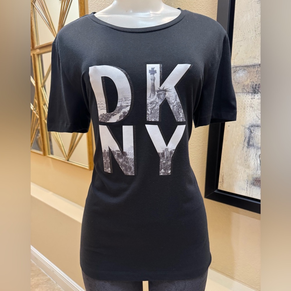 DKNY Soho Logo Cotton Blend Graphic T-shirt. NWT Size Medium